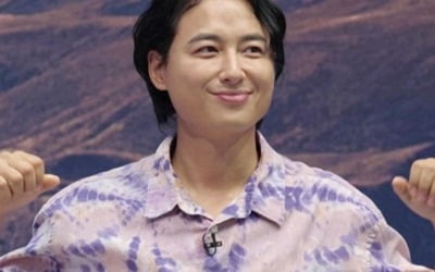 New groom Lee Ji-hoon said he had to take off his top a lot