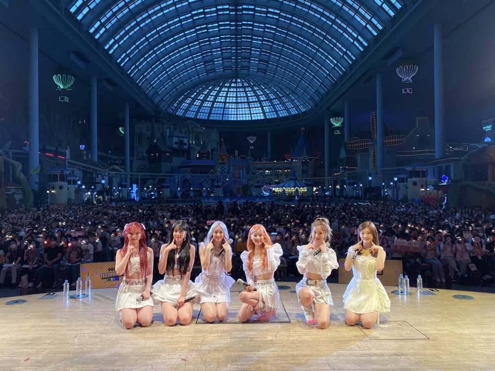 스테이씨, 놀이공원서 팬들과 특별한 만남…'Bubble' 무대 최초 공개