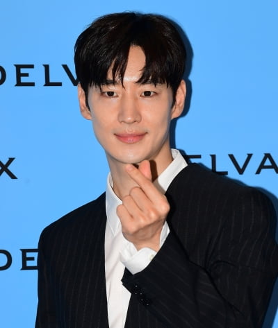 [TEN포토] 이제훈 '심쿵 하트'