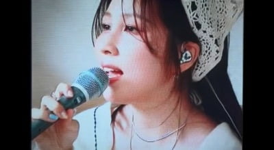 "사랑하고 싶어지는 노래"…권진아, 신곡 'Love Me Love Me' 라이브 클립 공개