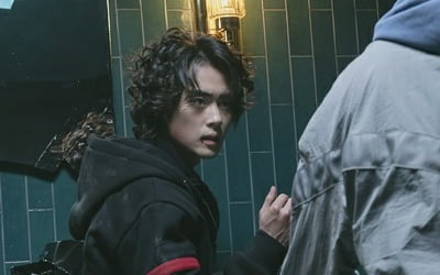 Hand-in-hand confrontation with Kang Ki-young, Jin Seon-gyu, and Jo Byeong-gyu