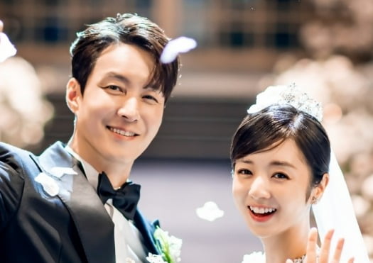Shim Hyung-tak, 18-year-old wife and wedding photos released