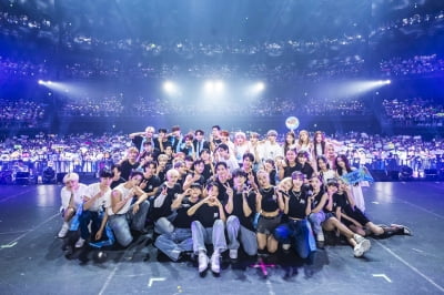 알비더블유(RBW), 日 패밀리 콘서트 'Over the Rainbow' 마무리…무지갯빛 장관