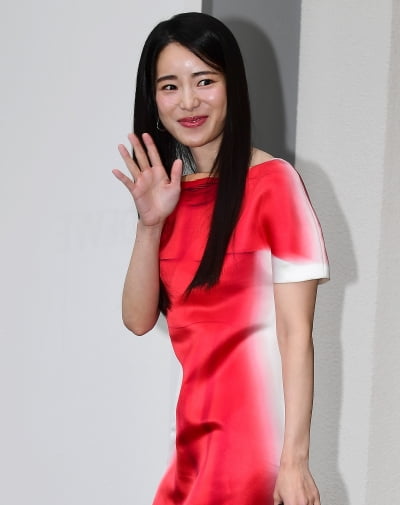 [TEN포토] 임지연 '인사하는 인형'