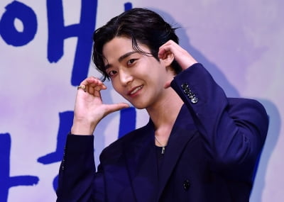 [TEN포토] 로운 '여심 사로잡는 하트'