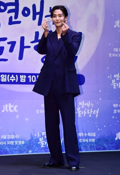 [TEN포토] 로운 '순정만화 주인공처럼'