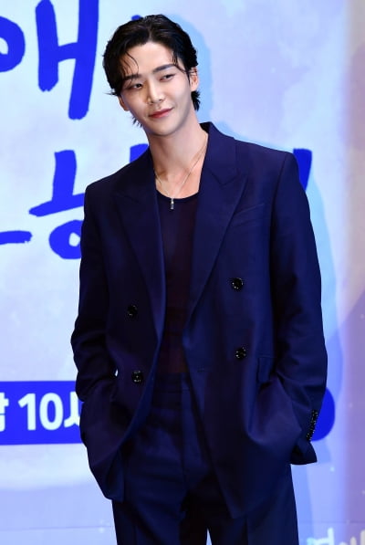 [TEN포토] 로운 '때론 시크하게'