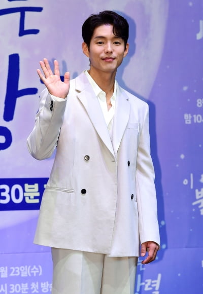 [TEN포토] 하준 '스윗한 인사'