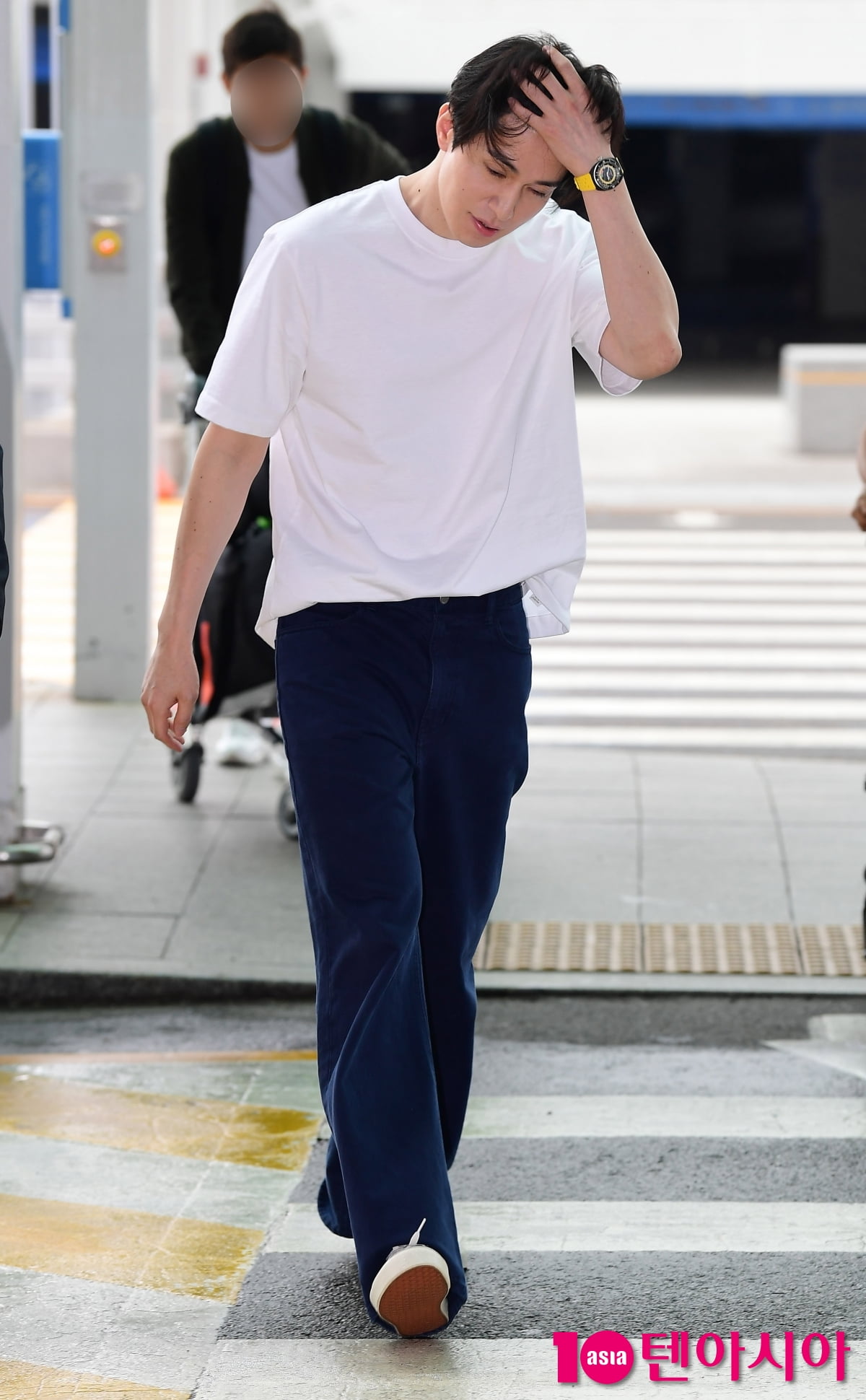 [TEN포토] 이동욱 '횡단보도가 런웨이~'