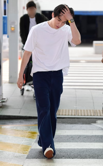 [TEN포토] 이동욱 '횡단보도가 런웨이~'