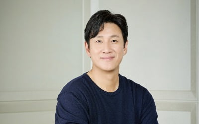 '잠' 이선균, "신인 감독 유재선, 눈치 보지 말고 테이크 많이 가달라고 했다" [인터뷰③]