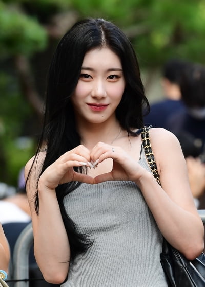 [TEN포토] 있지 채령 '러블리한 하트'