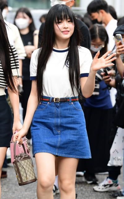 [TEN포토] 뉴진스 하니 '청순미 뿌리며 인사'