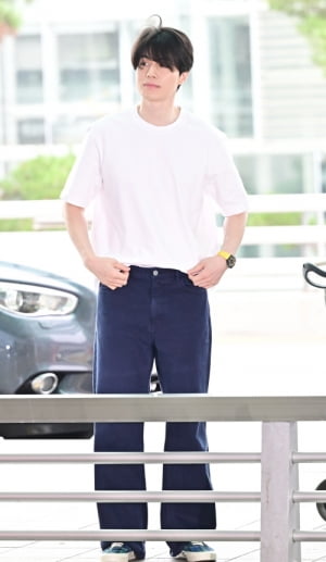 배우 이동욱, 티쏘 '시데럴 파워매틱 80'으로 완성한 공항 패션