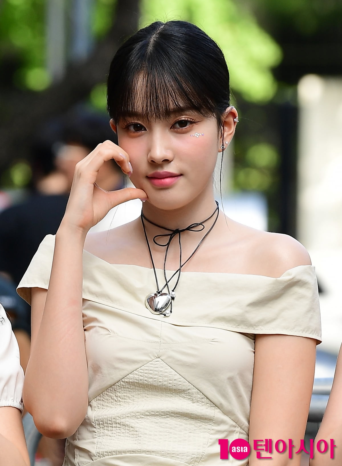 [TEN포토] 스테이씨 윤 '새침한 하트'