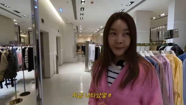"콧구멍 벌렁벌렁" 한혜진, 홍콩 쇼핑 삼매경…과감 스팽글 소화