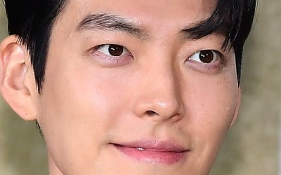 김우빈, 세상 떠난 팬 직접 조문→조의금…♥신민아도 보낸 근조 화환[TEN이슈]