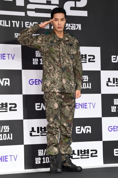 [TEN포토] 김지석 '카리스마 중대장'