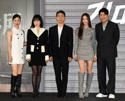 [TEN포토] 송강호-임수정-오정세-전여빈-정수정 '영화 '거미집' 으로 인사드려요'