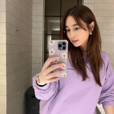 '이병헌♥' 이민정, 둘째 임신 중 근황…라벤더 빛깔 미모 발산