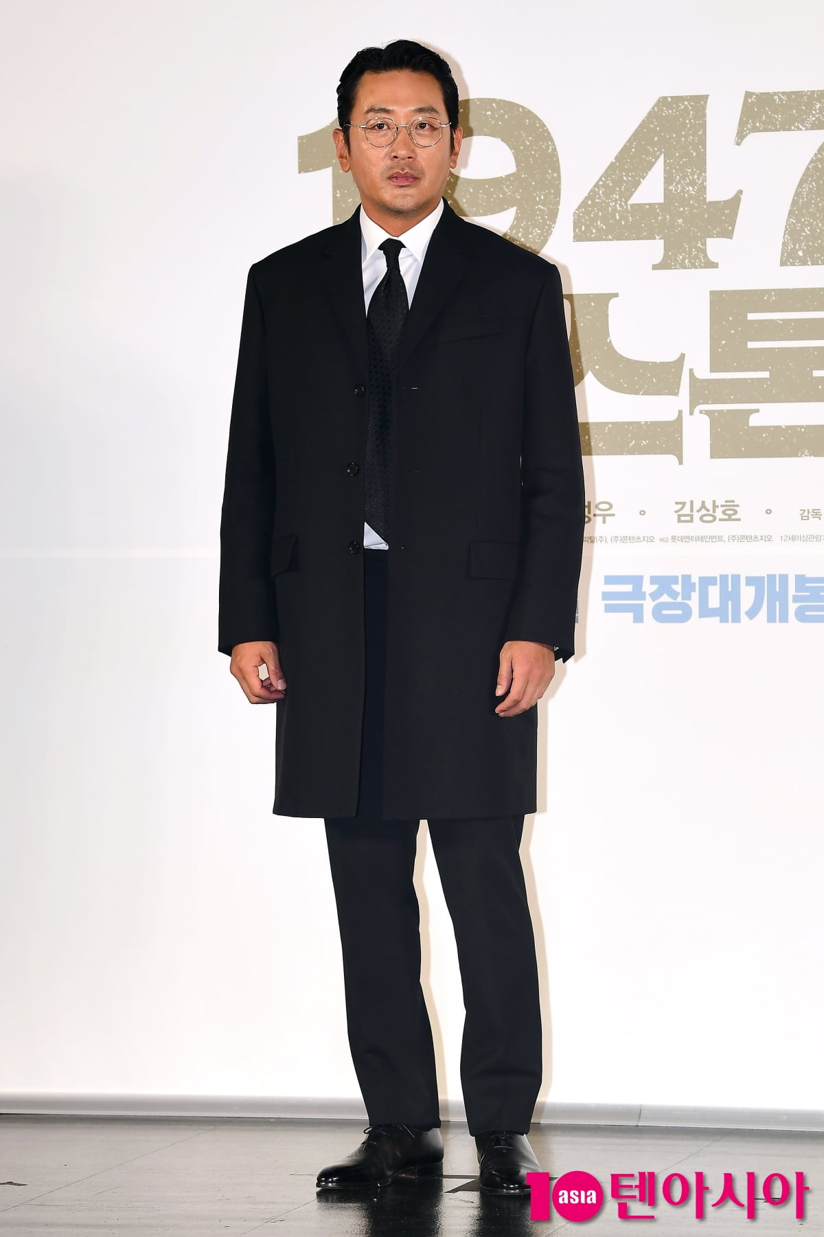 [TEN포토] 하정우 '한여름 코트로 멋부리며'