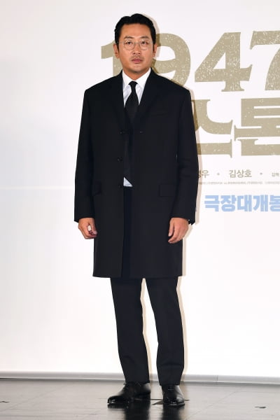 [TEN포토] 하정우 '한여름 코트로 멋부리며'
