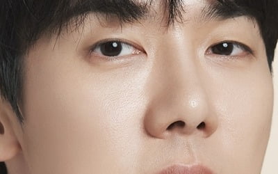 Yoo Yeon-seok releases fan song ‘Falling’ to commemorate 20th anniversary of debut