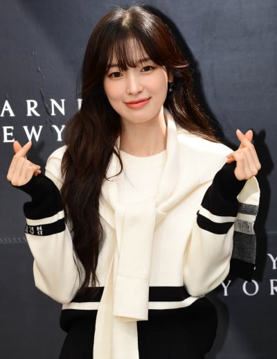 [TEN포토] 오마이걸 아린 '러블리 하트'