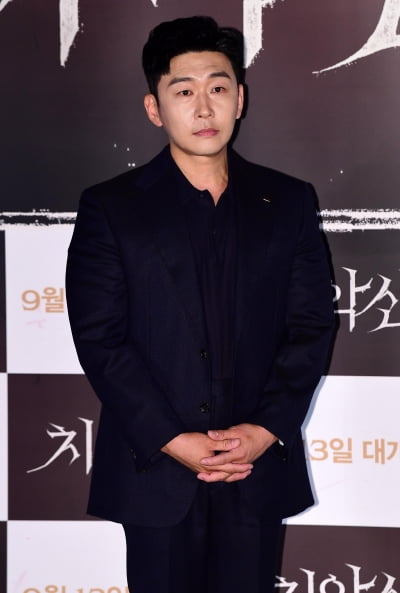 [TEN포토] 연제욱 '두 손 다소곳하게 모아서'