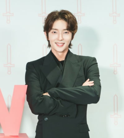 Lee Joon-gi confesses to insomnia, “It's a burden that makes me tremble”