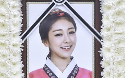 Kwon Ri-se, 9th anniversary... A pure smile that I still miss