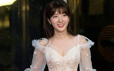 Jo Soo-min joins Park Hae-il's agency, Makestar.