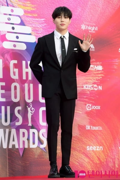 Ha Sungwoon, No. 1 male singer you want to plant trees with
