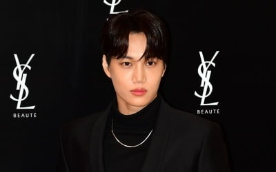 Kai suddenly enlists in the military while preparing for EXO's comeback