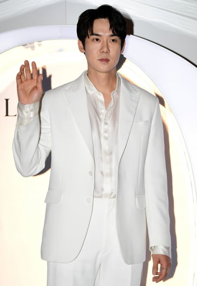 Yoo Yeon-seok denies allegations of pointing at security guard