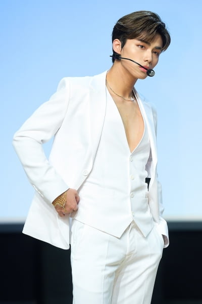 DKZ Kyungyoon suspends activities for “social phobia treatment”
