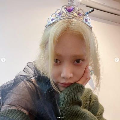 Kim Hee-ra, Isara, the druggie, put in a pencil and wore a crown.