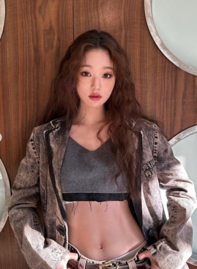 Ive Jang Won-young shows off solid abs in 'CG-level visuals'