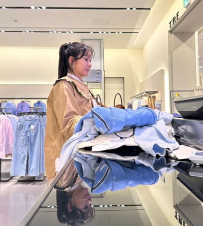 Hyeonyoung, even flexes luxury clothes for girls at international schools