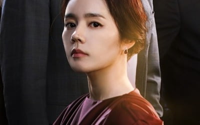 Han Ga-in, extremely elegant beauty in burgundy velvet dress