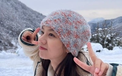 Hyeri shows off her 'lovely charm' in the snowy field