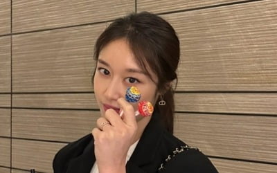 T-ara's Jiyeon receives two lollipops from Hwang Jae-gyun?