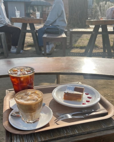 Kim Seung-hyun and Jang Jeong-yoon on an outdoor date at a restaurant with a view?