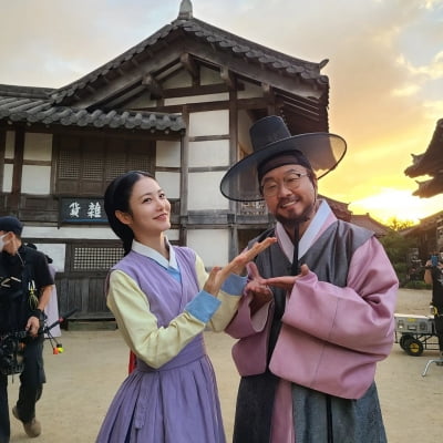 Park Hwi-soon takes a photo with Shin Ye-eun, who has transformed into an amazing actor