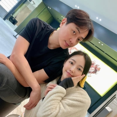 Eunjoo Lee, Andy and Labang? Fighting with a fan