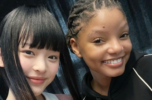 New Jeans Hani takes a photo with black 'Little Mermaid' Halle Bailey