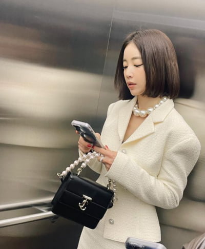 Ki Eun-se, she can pull off short hair too.