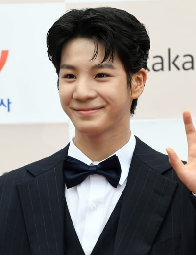 Jeong Dong-won, No. 1 male trot singer you want to go see rape blossoms with