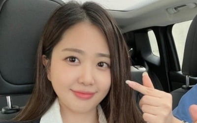 Da-ye Kim arrives at law firm wearing office look