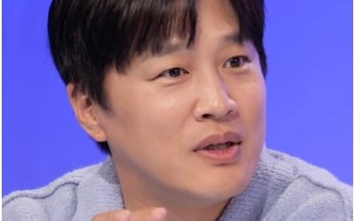 Cha Tae-hyun presents 'gold cards' to actors and staff